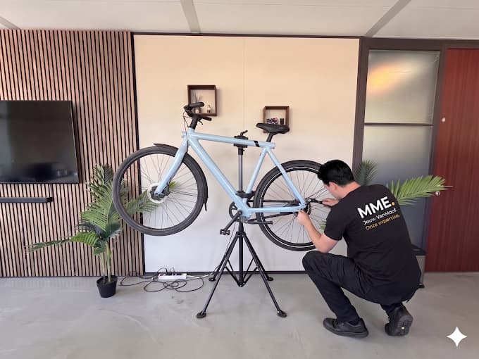 MME Dienstverlening specialist repairing a VanMoof at the workshop on TT Vasumweg in Amsterdam